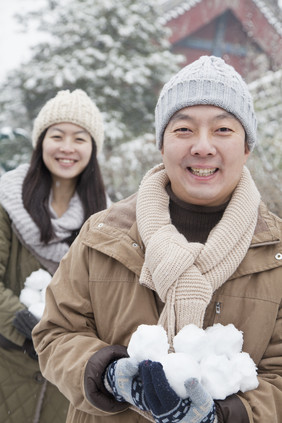 冬天捧雪球的人物