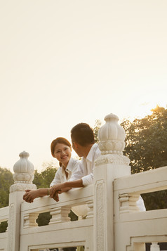 男人女人情侣夫妻桥边早晨白衬衫幸福照片