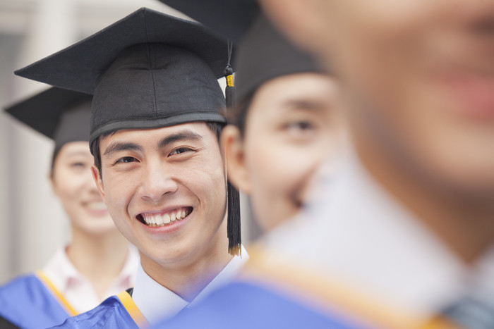 大学生微笑一群人年轻人男女毕业学位帽礼服