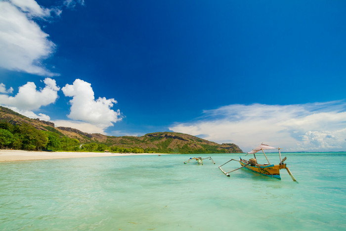 夏天海边游艇滑艇度假蓝天白云海里旅行图