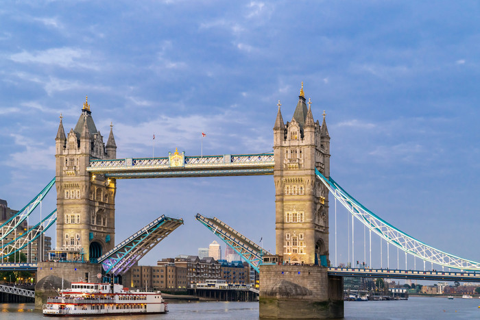 蓝色调晴空下的伦敦大桥摄影图