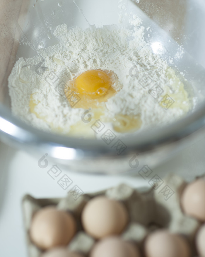 深色调做蛋糕的鸡蛋摄影图