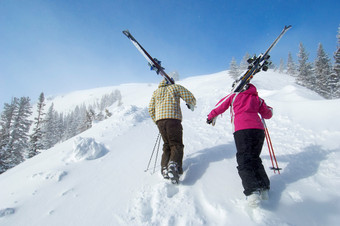 去雪山滑雪的人们