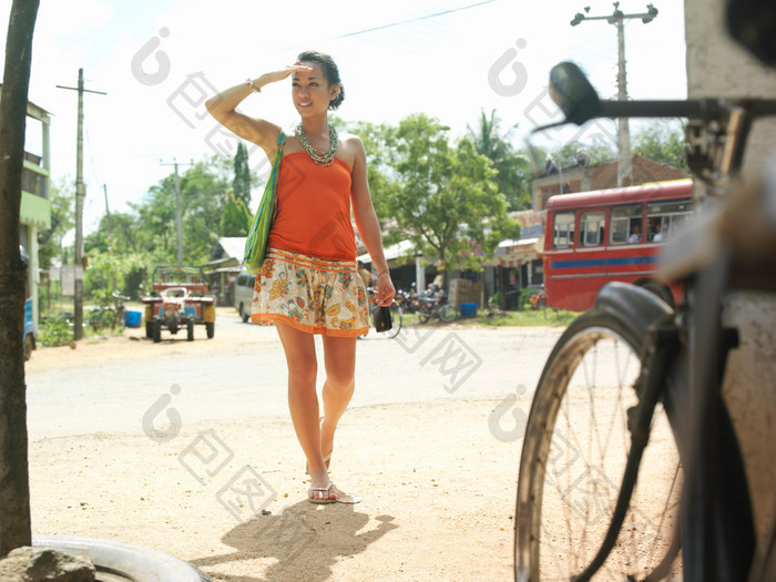 夏季女人挎包行走