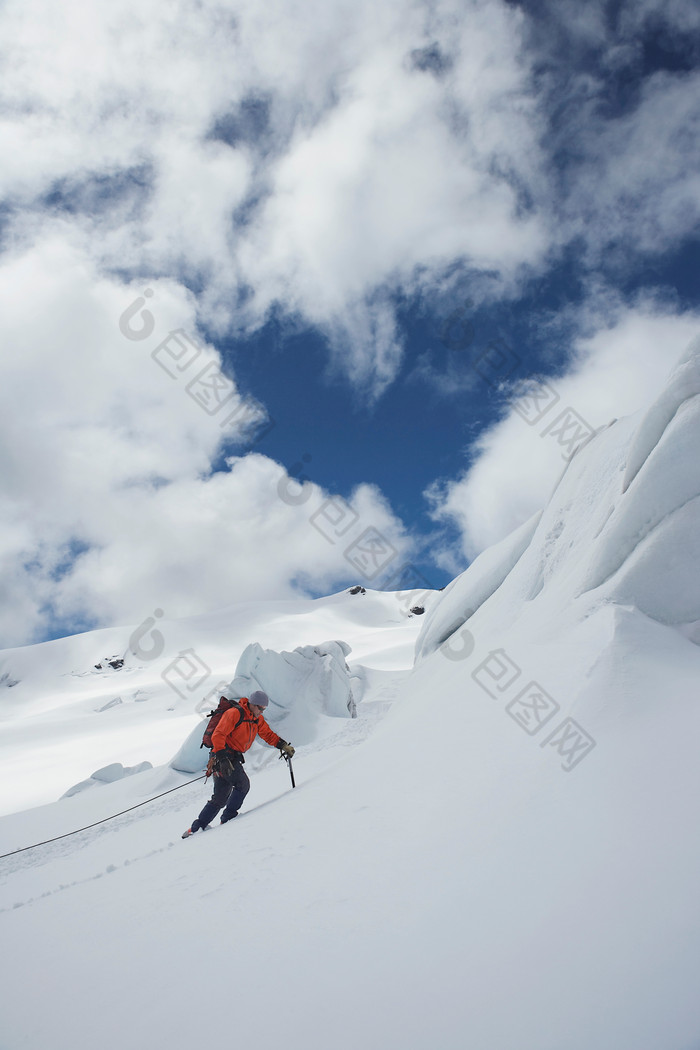 登雪山冒险的人物摄影图