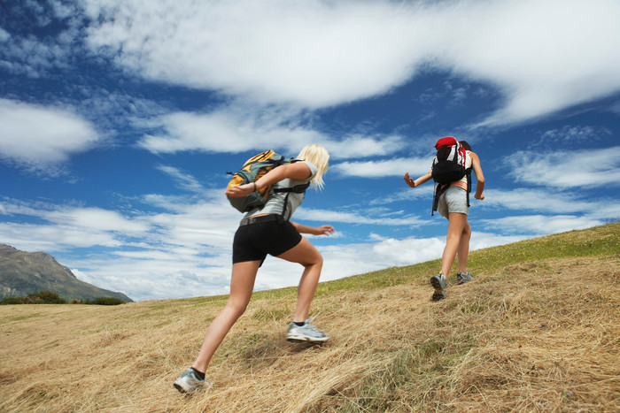 奔跑登山的女孩摄影图
