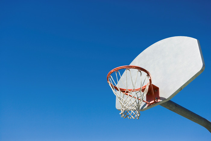 蓝天下的篮球框摄影图