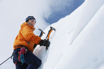 正在攀登雪山的男人