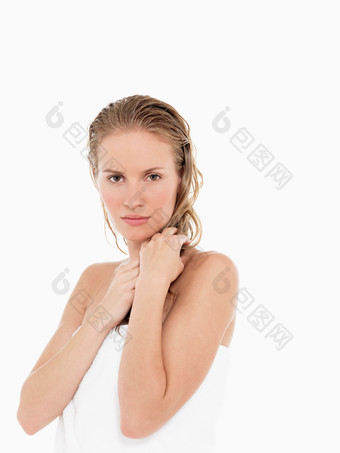 简约洗澡后的女人摄影图