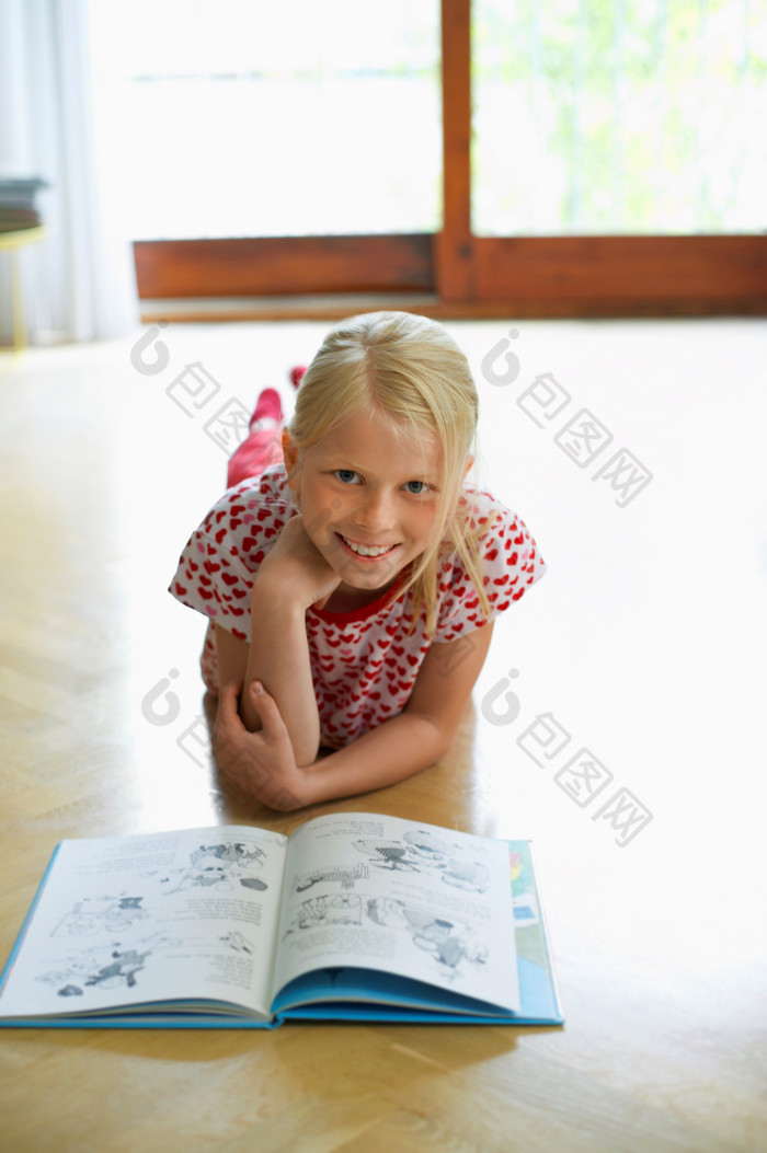 清新看书的可爱孩子摄影图