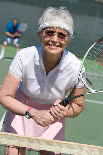 简约打网球的老妇人摄影图