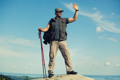 深色调登山的男士摄影图