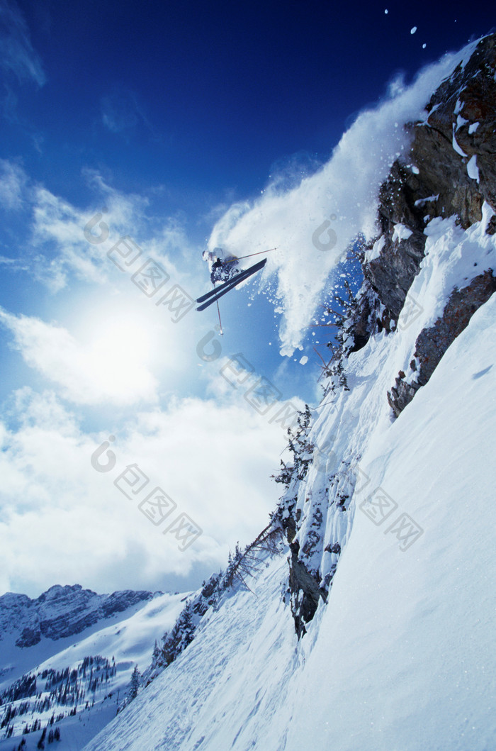 蓝色调极限滑雪者摄影图