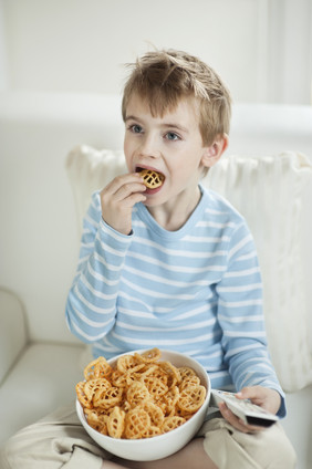 吃零食看电视的男孩