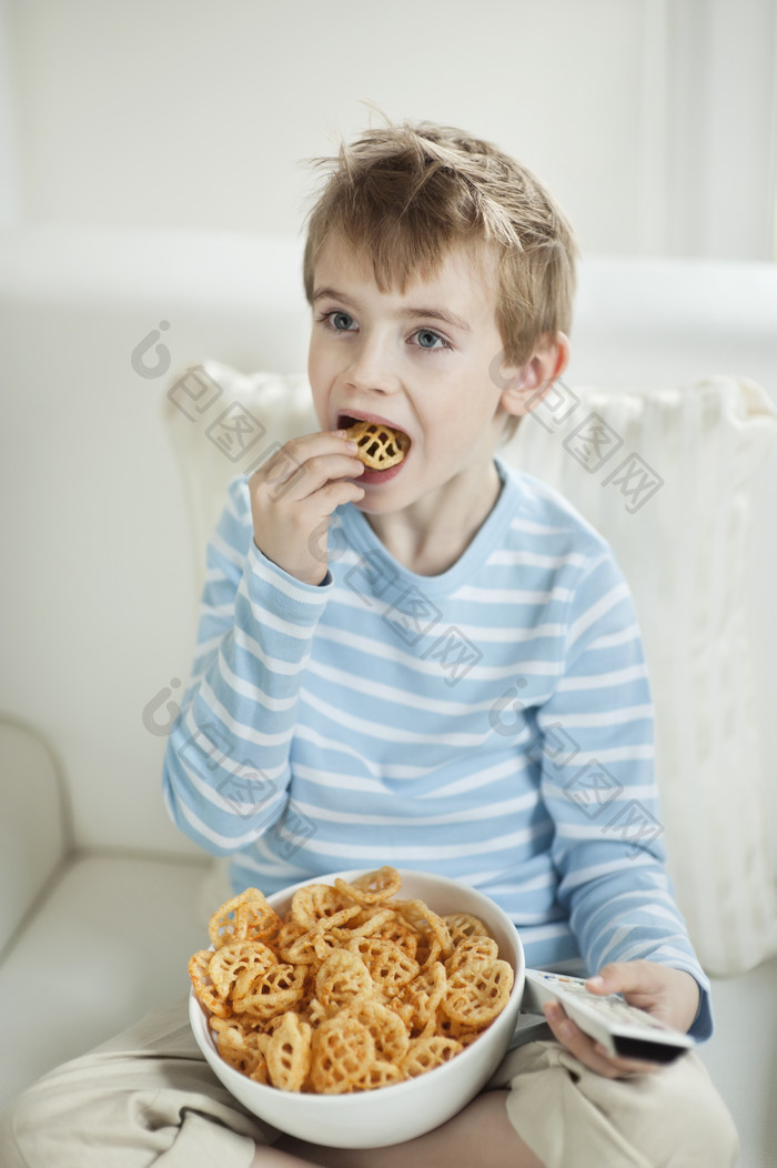 吃零食看电视的男孩