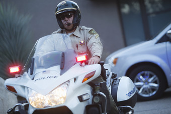 警察骑着摩托车马路巡查