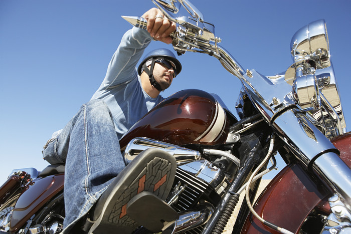 男人戴着头盔骑摩托车