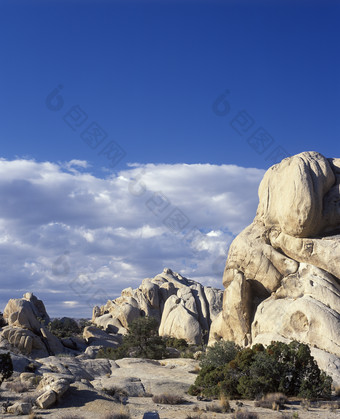蓝天下的石头山摄影图