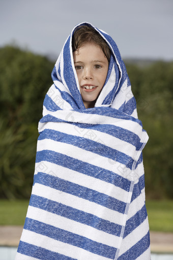 裹着毛毯的小男孩素材
