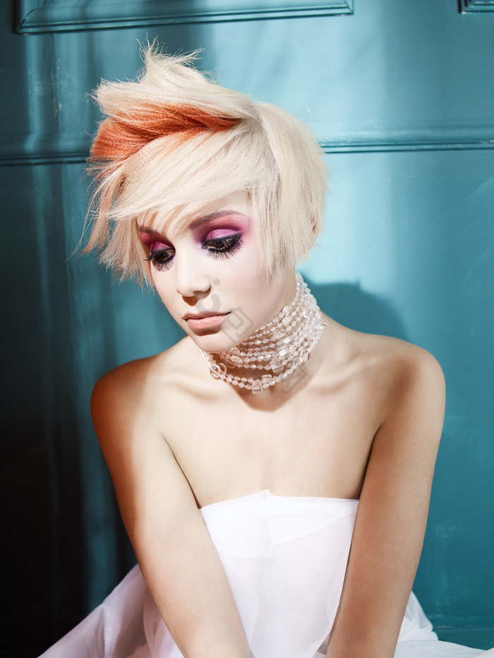 金色短发美女模特图片