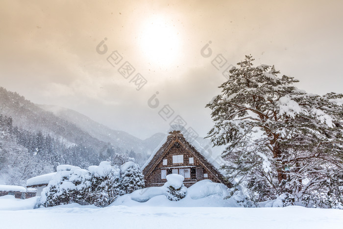 下过雪的房屋摄影图