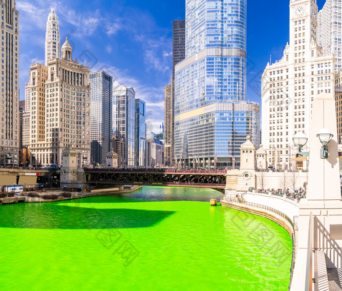 芝加哥城市中的绿色水池