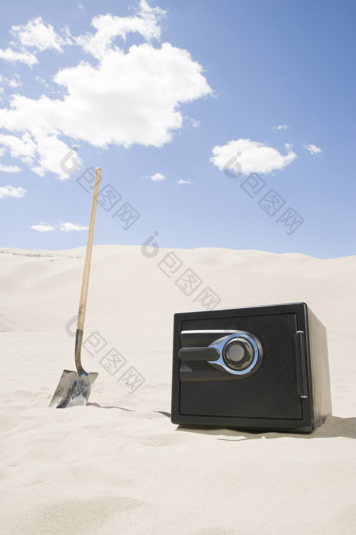 清新沙漠中的保险箱摄影图