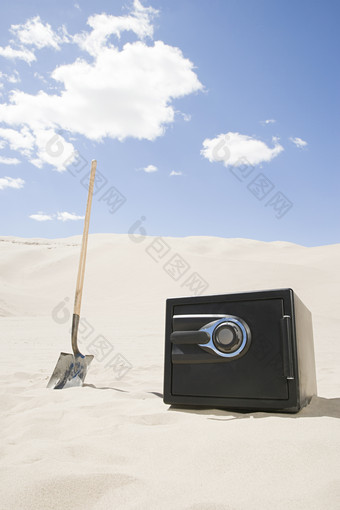 清新沙漠中的保险箱摄影图