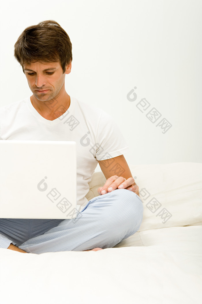浅色调用电脑的男人摄影图