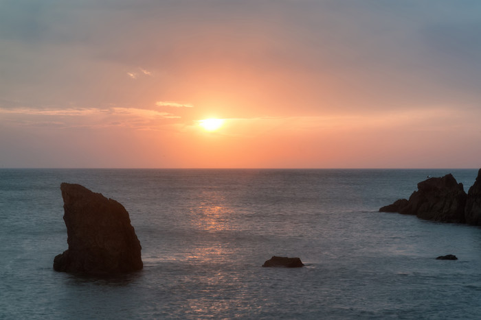 夕阳下的海水和岩石