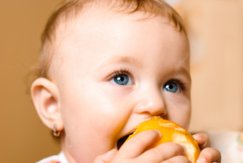 吃东西的婴儿摄影图