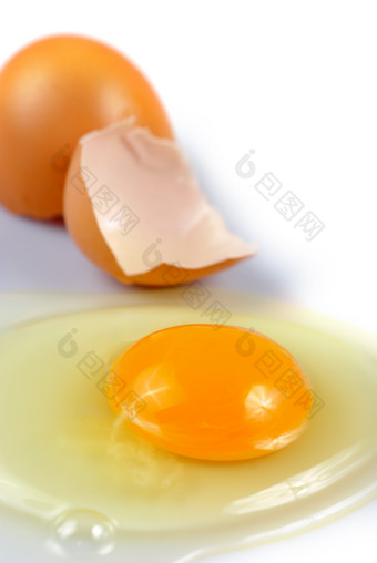 破碎的鸡蛋和蛋液摄影图图片