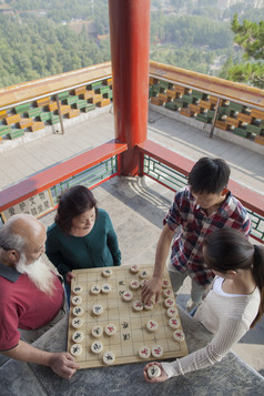 下象棋的家人摄影图