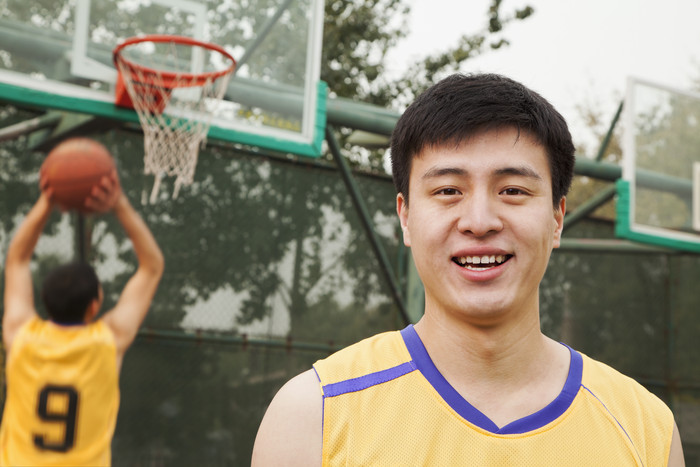 打篮球球衣篮球场运动体育男子微笑投篮摄影