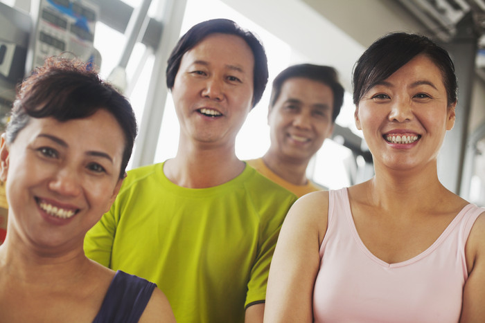男人锻炼运动健身减肥女人一群人成熟的微笑