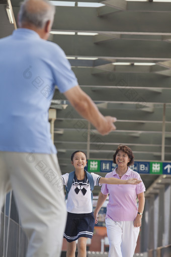 <strong>孙女</strong>女孩学生旅游机场爷爷奶奶书包拥抱奔跑