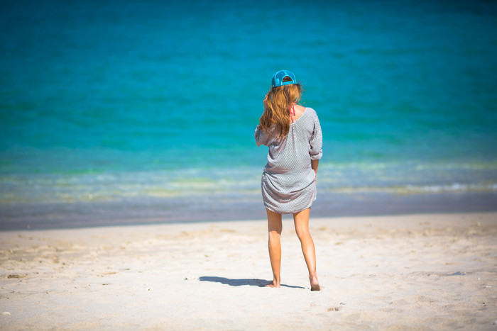 女孩一个人海边度假旅行游玩背影摄影风景照
