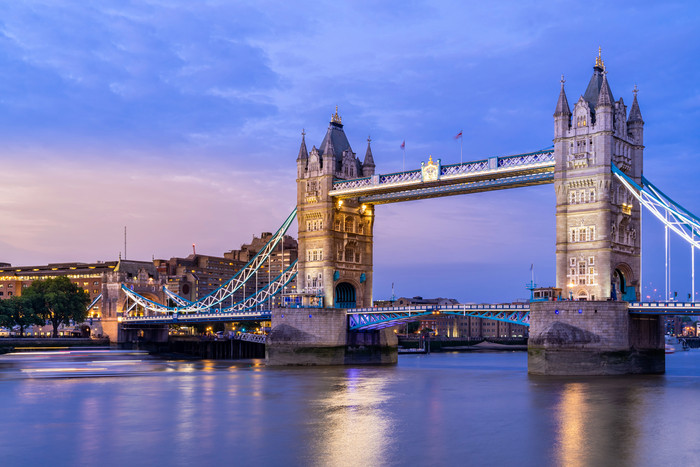 蓝色调伦敦大桥夜景摄影图