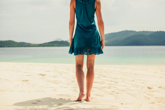 沙滩上穿短裙的美女摄影图