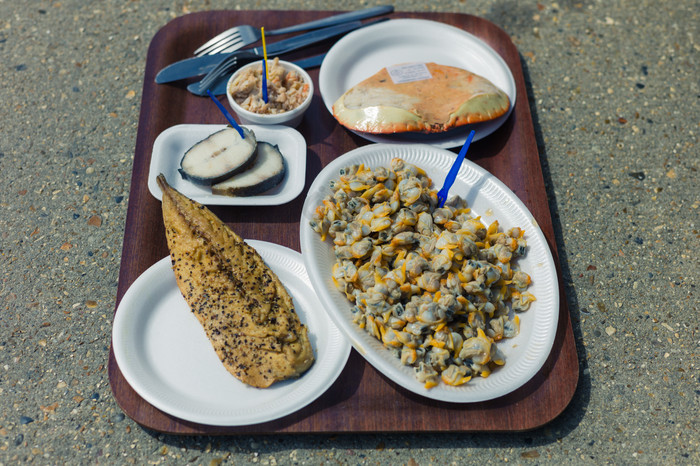 装在盘子里的食物图片