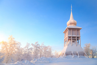 唯美雪地上的教堂摄影图