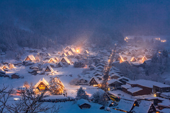 冬季雪中的小镇摄影图