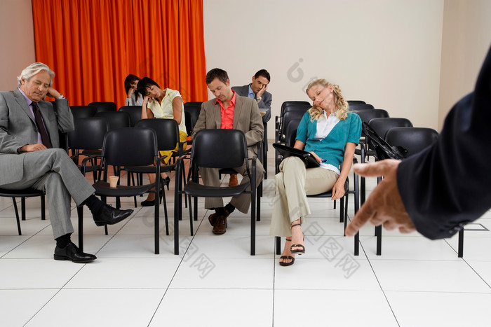 深色开会睡着的职员