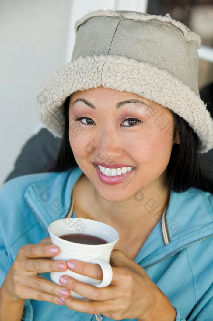 简约喝茶的女人摄影图