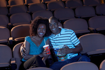 暗色调在电影院的夫妻摄影图