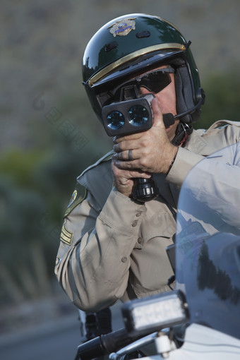 暗色调在执勤的警察摄影图