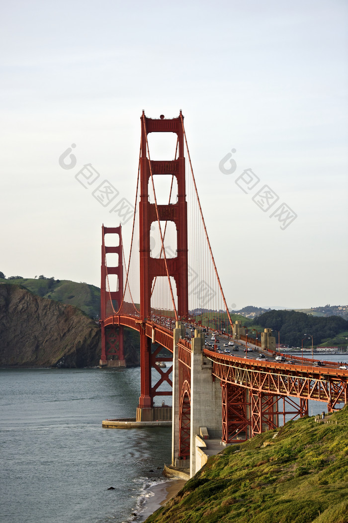 深色调水上铁桥摄影图