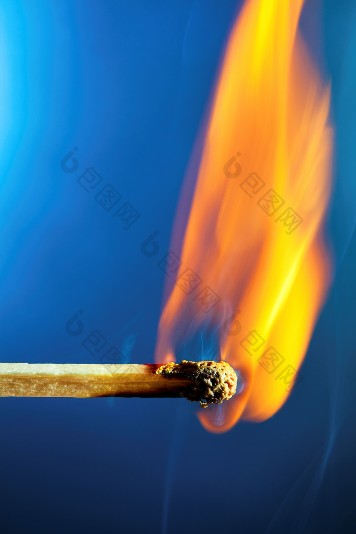 蓝色调燃烧的小火柴摄影图