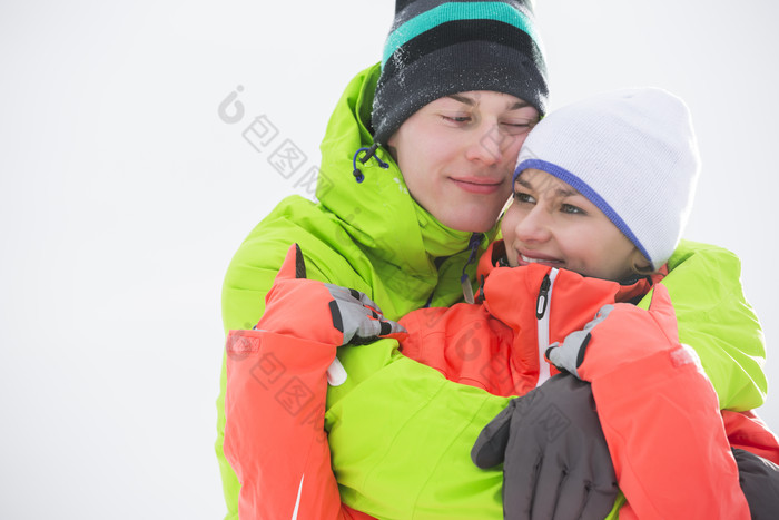 清新风雪地上的情侣摄影图