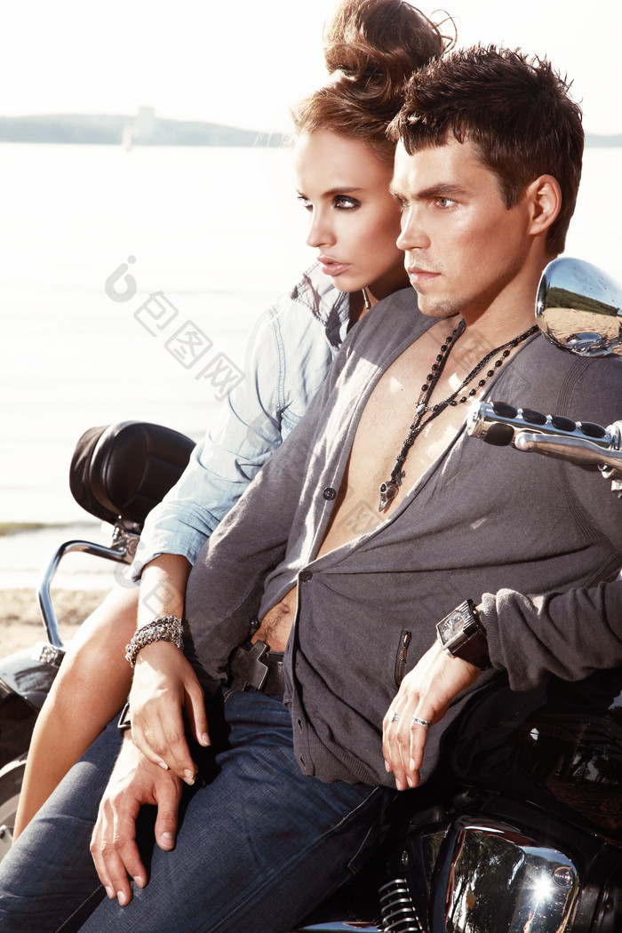 沙滩摩托上的情侣摄影图片